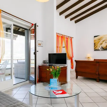 Miralago - Utoring Apt- A8 By Interhome